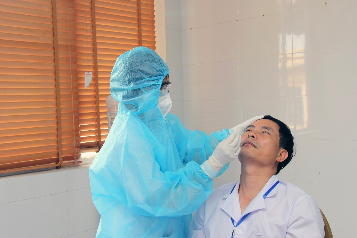 GS.TS Nguyễn Hữu Sáu, Phó Giám đốc Bệnh viện lấy mẫu xét nghiệm sàng lọc SARS-CoV-2