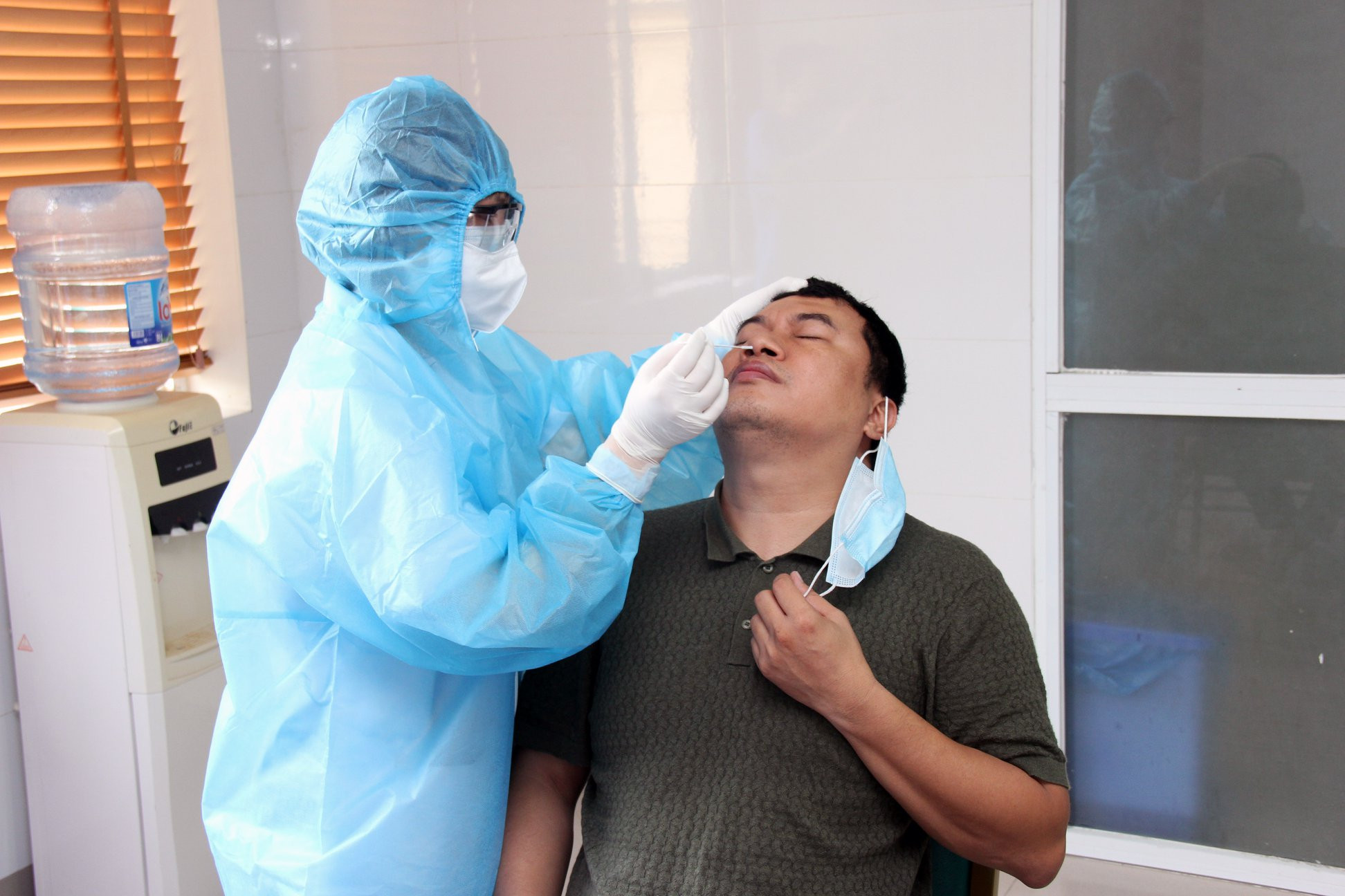 Bệnh viện triển khai lấy mẫu xét nghiệm Realtime RT-PCR phát hiện SARS-CoV-2 cho toàn bộ nhân viên, người lao động