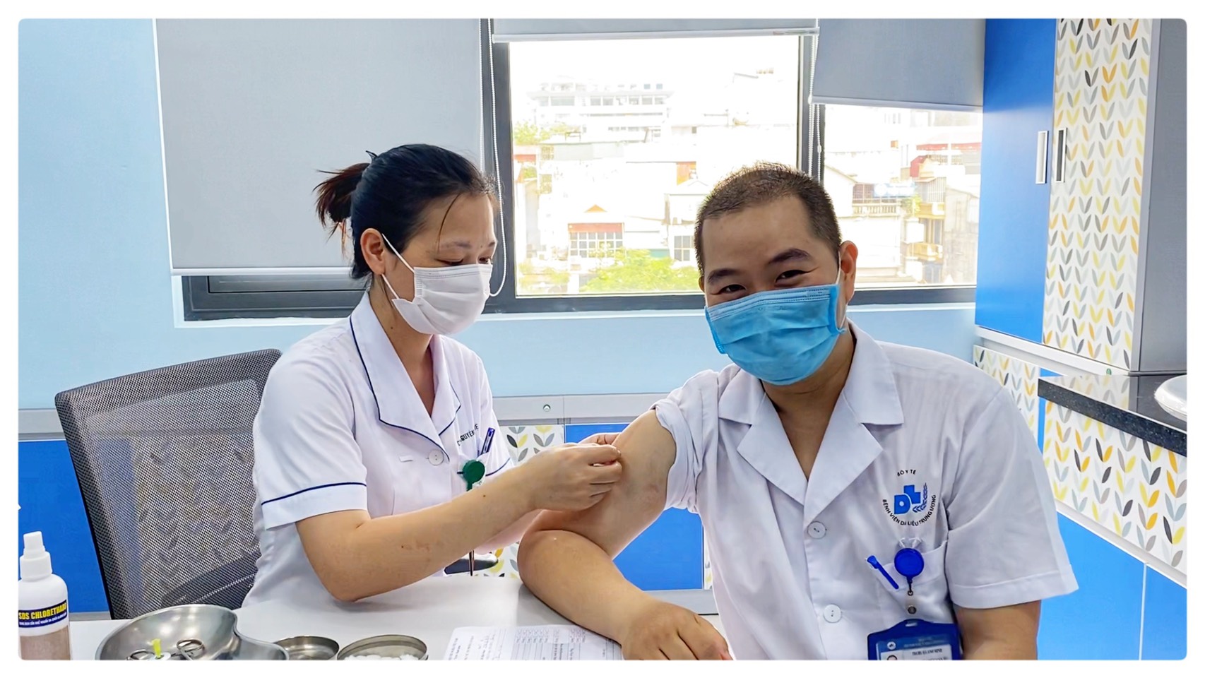 Nhân viên Bệnh viện được tiêm chủng vắc xin phòng COVID-19