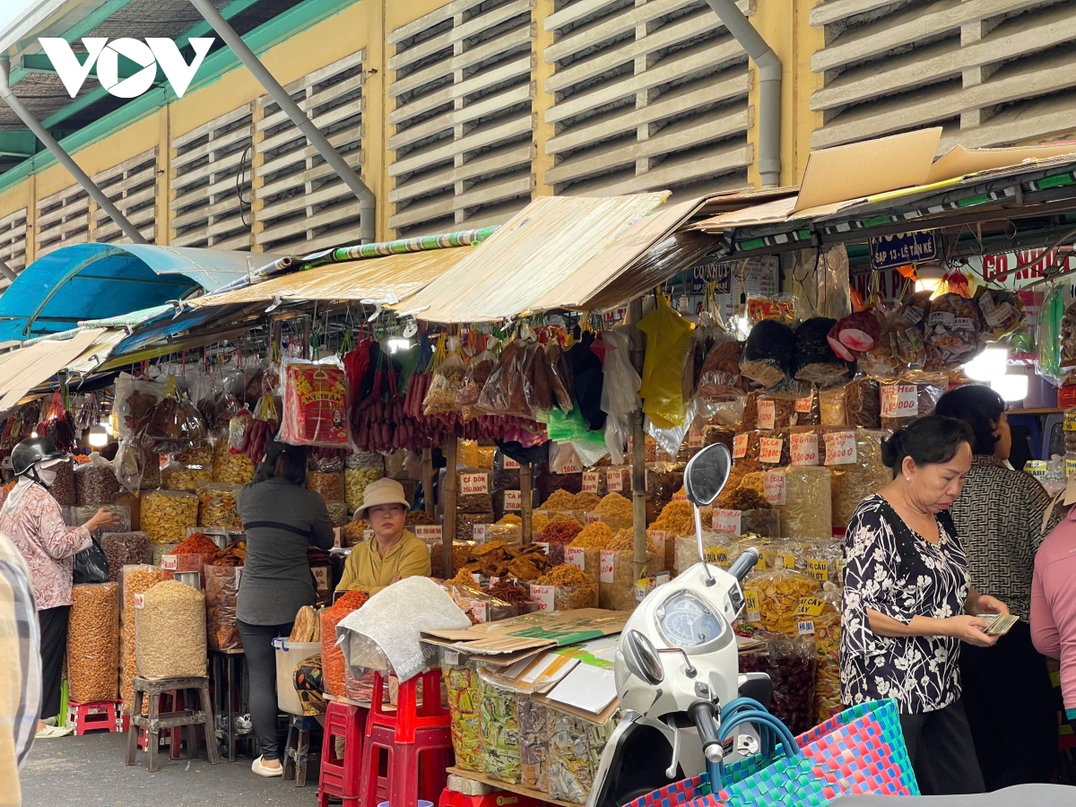 Vắng người mua, chợ truyền thống ở TP.HCM chật vật khi Tết Nguyên đán đến gần- Ảnh 1.