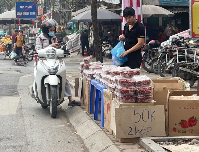 Dâu tây 'rẻ như bèo' tràn ngập Hà Nội- Ảnh 1.