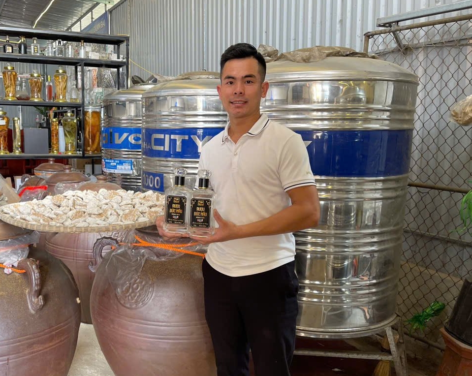 Từ loại gạo nếp cái hoa vàng đặc sản, chàng trai ở Bắc Giang chưng cất ra thứ nước tinh khiết, đạt OCOP 3 sao