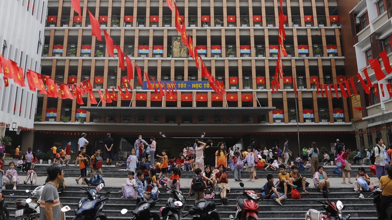 Trường học tại Hà Nội ngập sắc cờ đỏ sao vàng chào mừng 50 năm Giải phóng miền Nam