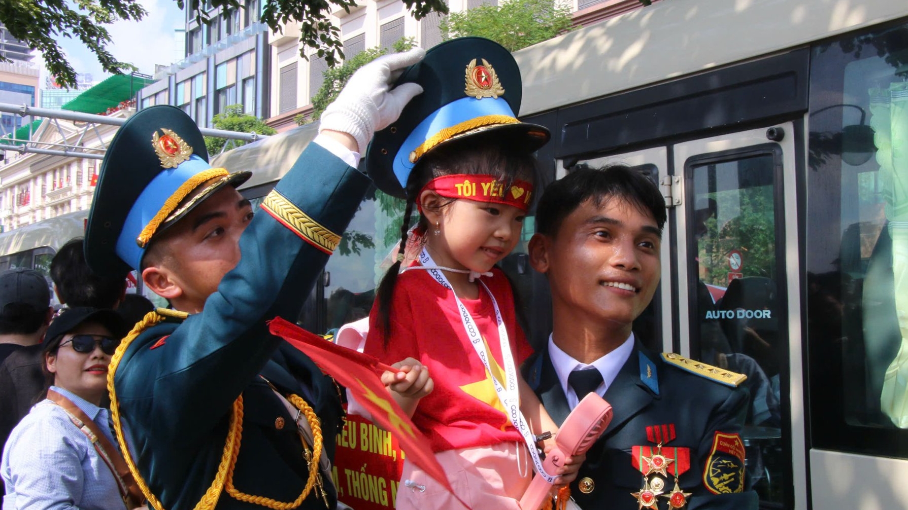 Diễu binh, diễu hành kết thúc: Người dân chia tay, giao lưu cùng các chiến sĩ 