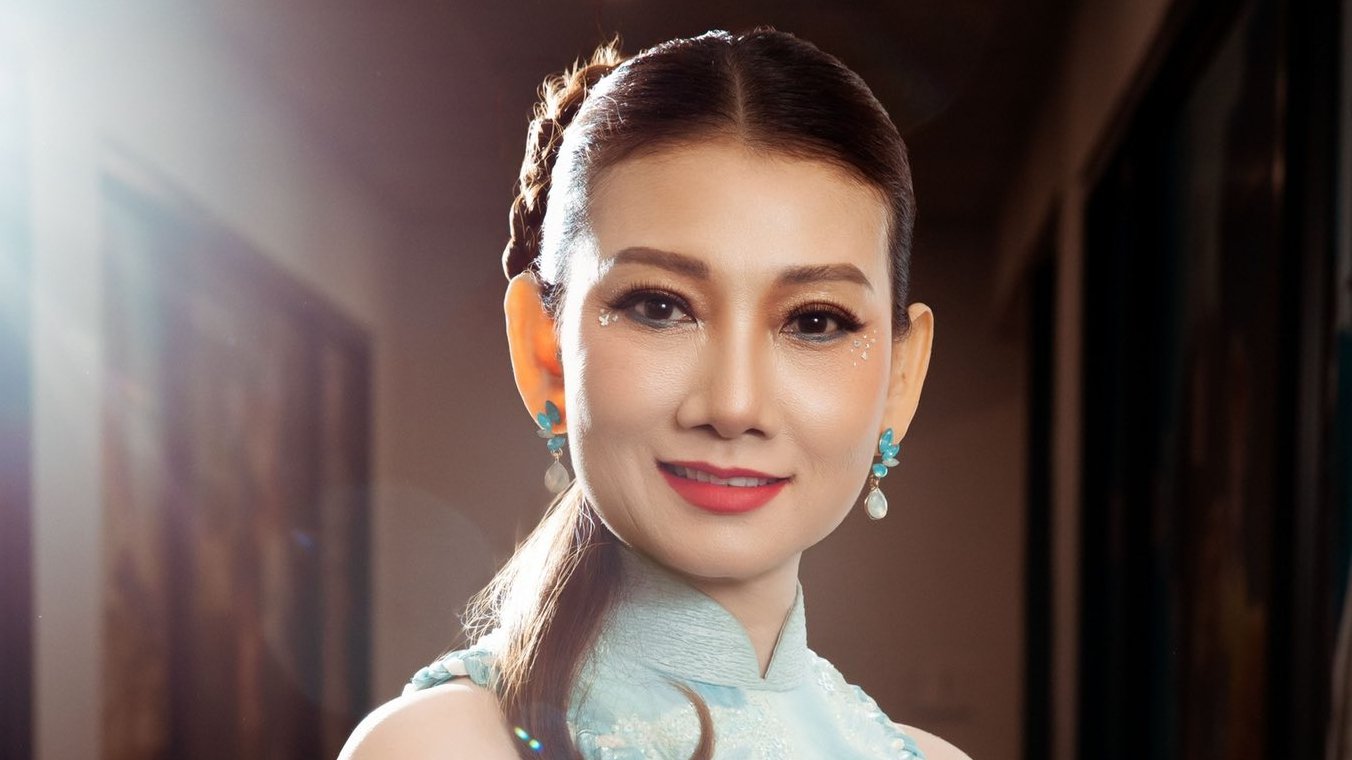 Nghệ sĩ Nhân dân tham gia diễu binh 30/4 là giám đốc, trẻ trung xinh đẹp ở tuổi 50