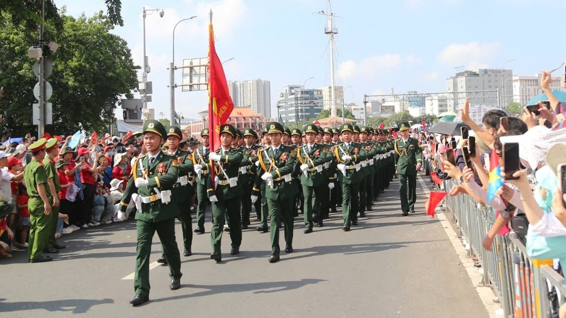  Người dân 'né' những tuyến đường nào để xem diễu binh lễ 30/4