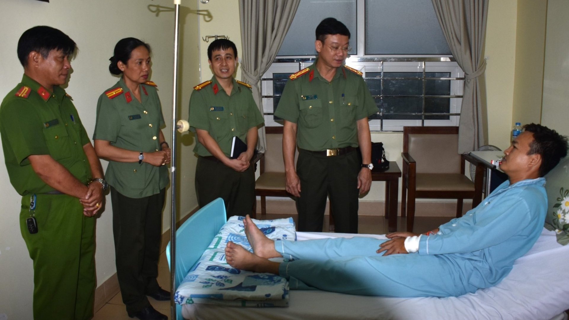 TIN NÓNG 24 GIỜ QUA: Nghi phạm trộm dùng dao đâm 1 công an trọng thương; con trai 17 tuổi nghi sát hại mẹ ruột