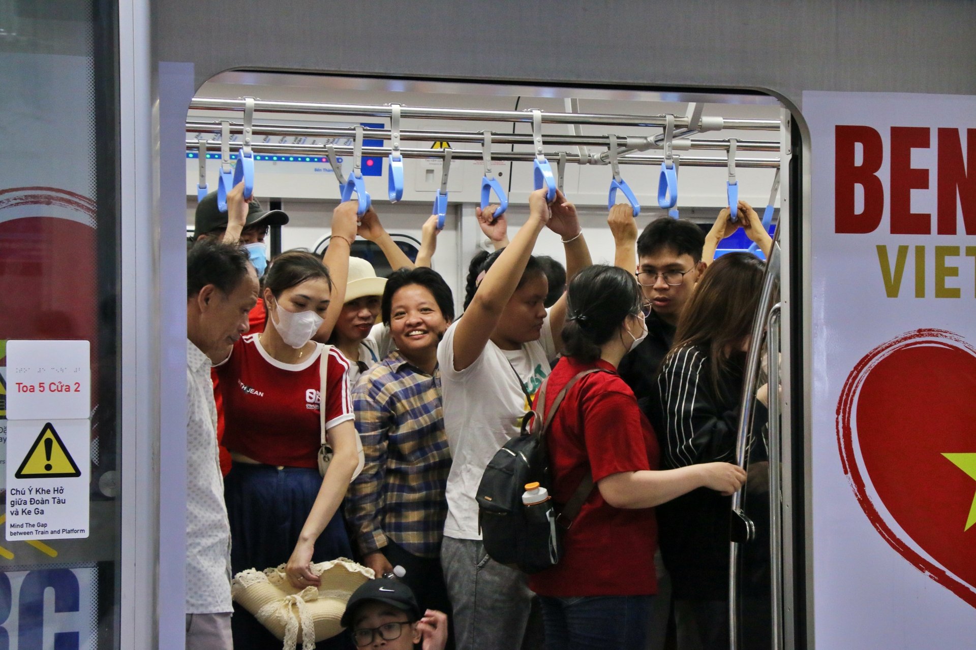 Đi tàu metro số 1 miễn phí dịp lễ 30/4-1/5, du khách ở tỉnh vui ra mặt