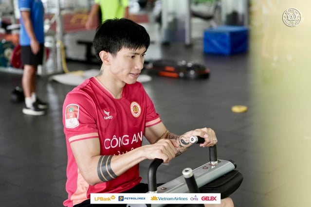 CLB CAHN làm điều đặc biệt với Đoàn Văn Hậu