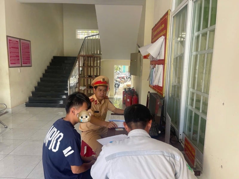 Bà Rịa-Vũng Tàu: Xử lý nam sinh lớp 10 buông hai tay khi lái xe -0