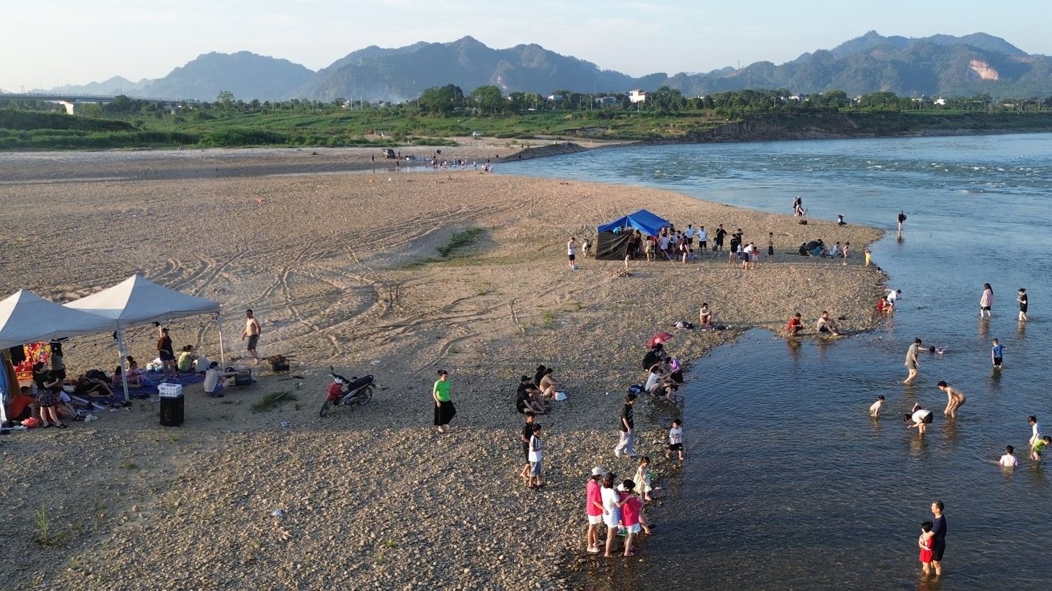 Mực nước sông Lô ở Tuyên Quang xuống thấp, người dân ra giữa lòng sông cắm trại và nướng thịt gà