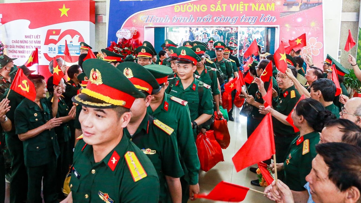 Ga Hà Nội rực rỡ cờ hoa chào đón đoàn diễu binh trở lại Hà Nội sau lễ kỷ niệm 50 năm ngày thống nhất đất nước