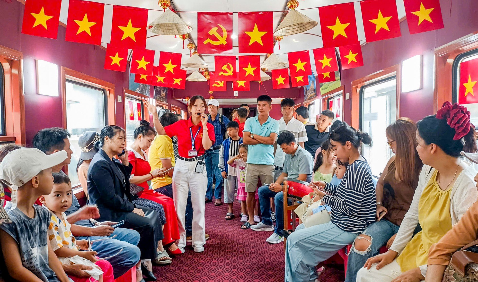 Du khách thích thú trải nghiệm chuyến tàu kết nối quá khứ và hiện tại- Ảnh 5.