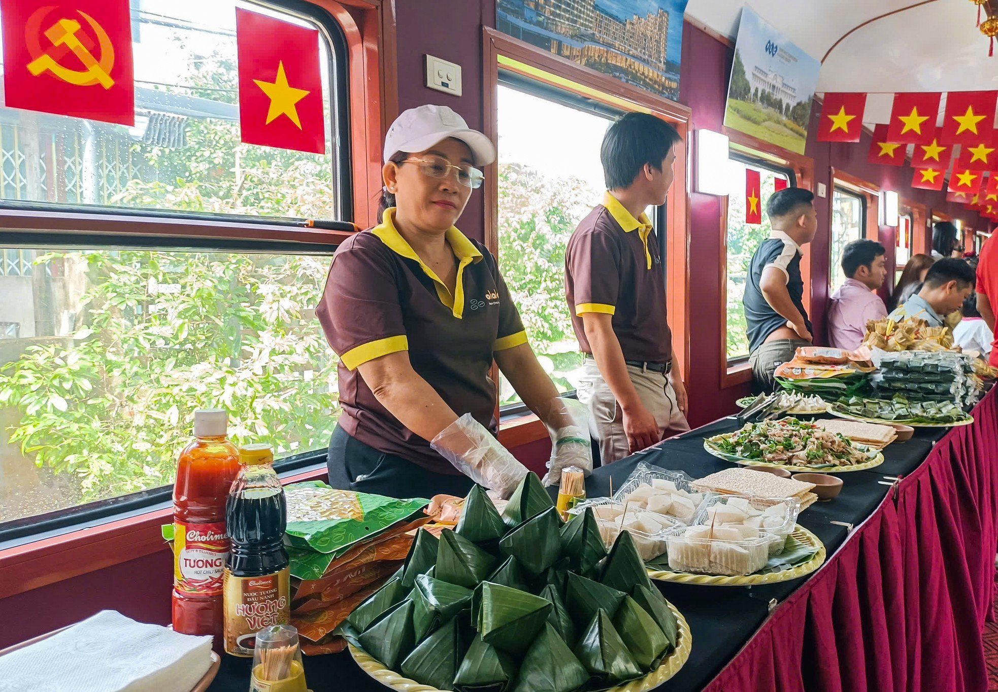Du khách thích thú trải nghiệm chuyến tàu kết nối quá khứ và hiện tại- Ảnh 7.