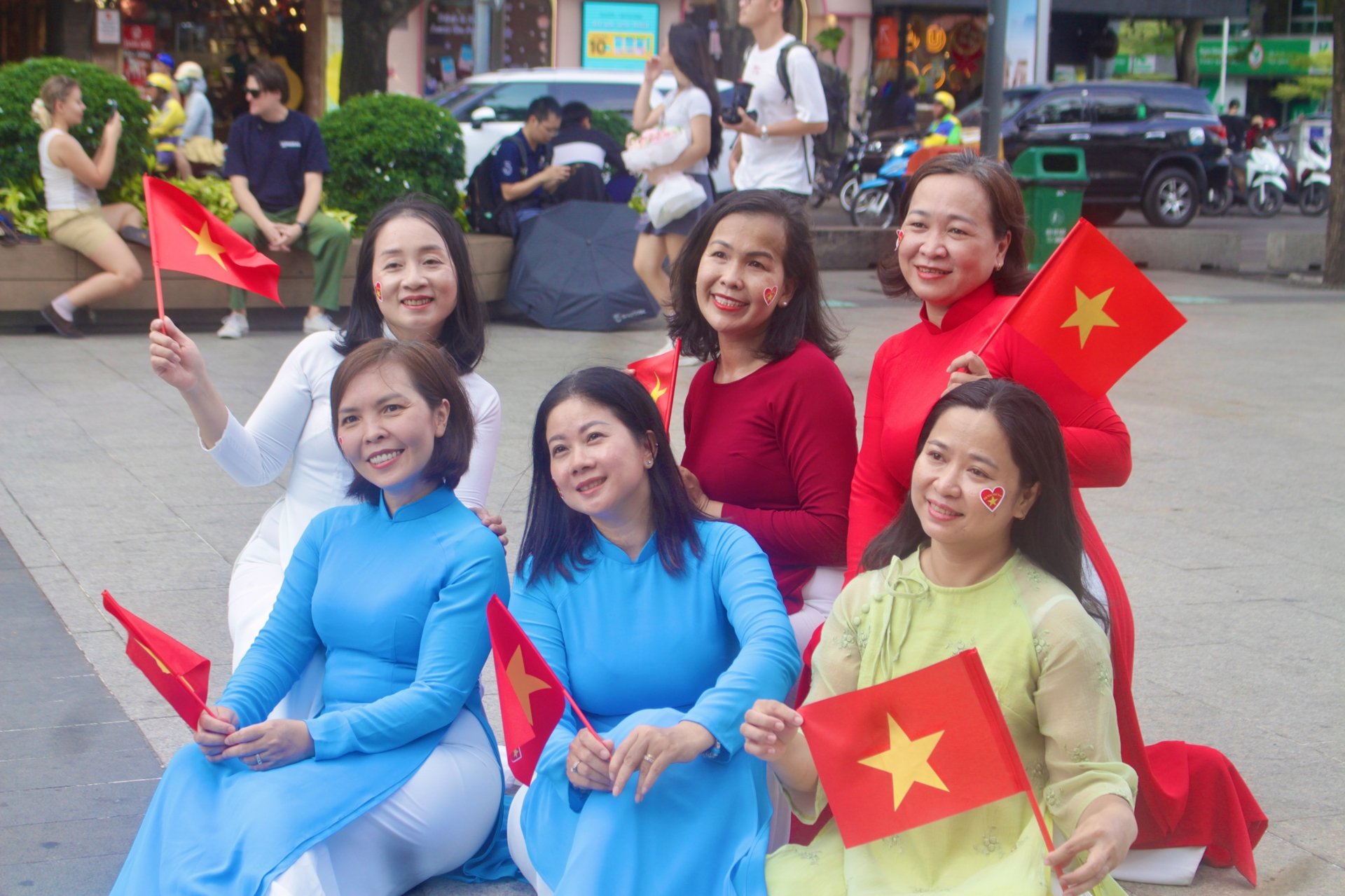Tấp nập vui chơi lễ 30/4-1/5 tại TP.HCM, khách sạn kín phòng, tour lịch sử đang rất hot