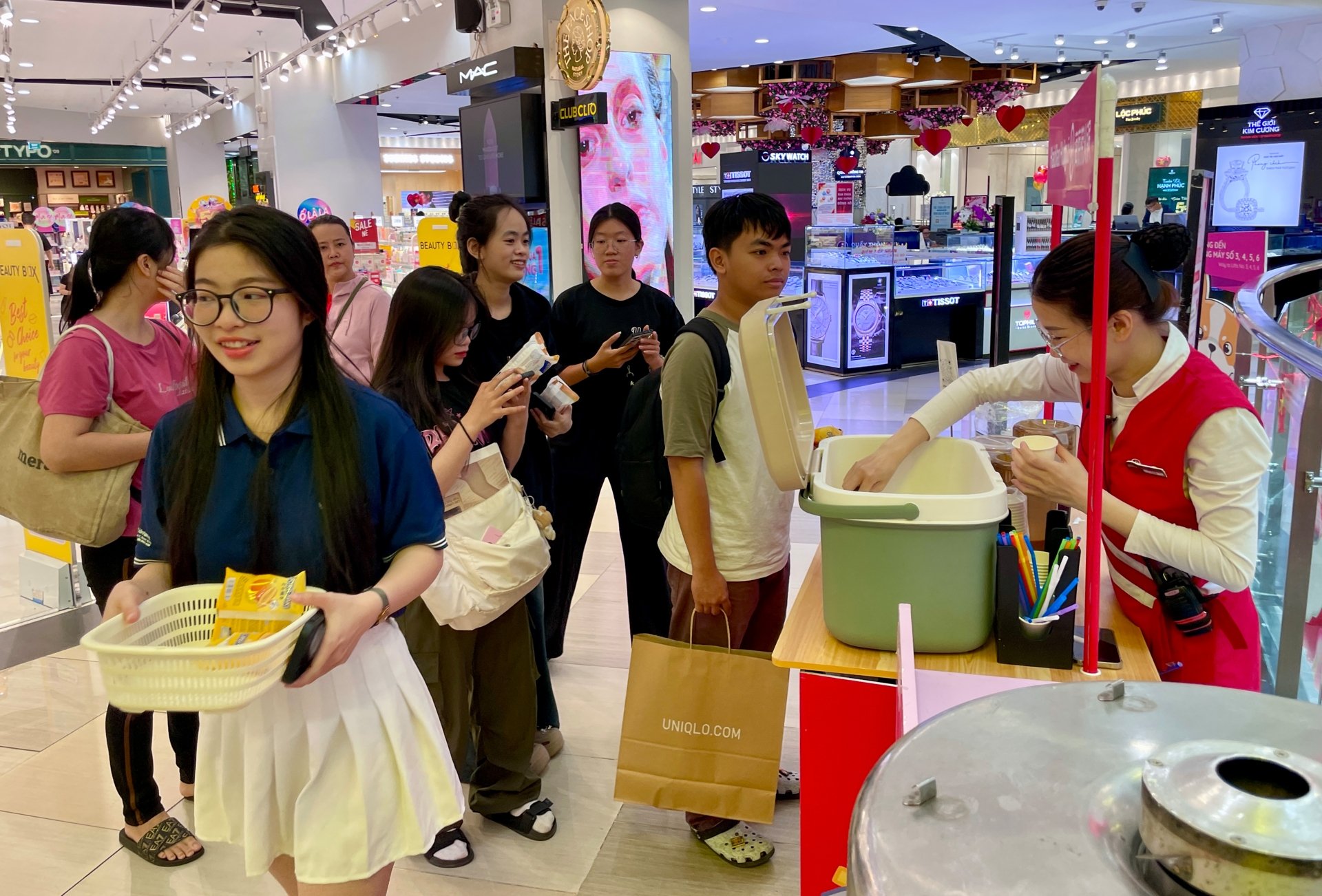 Cảnh bất ngờ tại Vạn Hạnh Mall dịp lễ 30/4