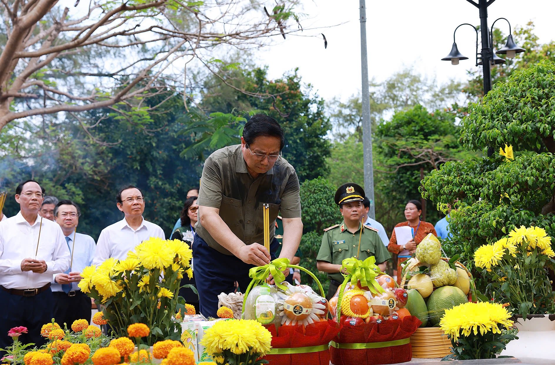 Thủ tướng kính cẩn nghiêng mình tri ân các anh hùng liệt sĩ tại Côn Đảo