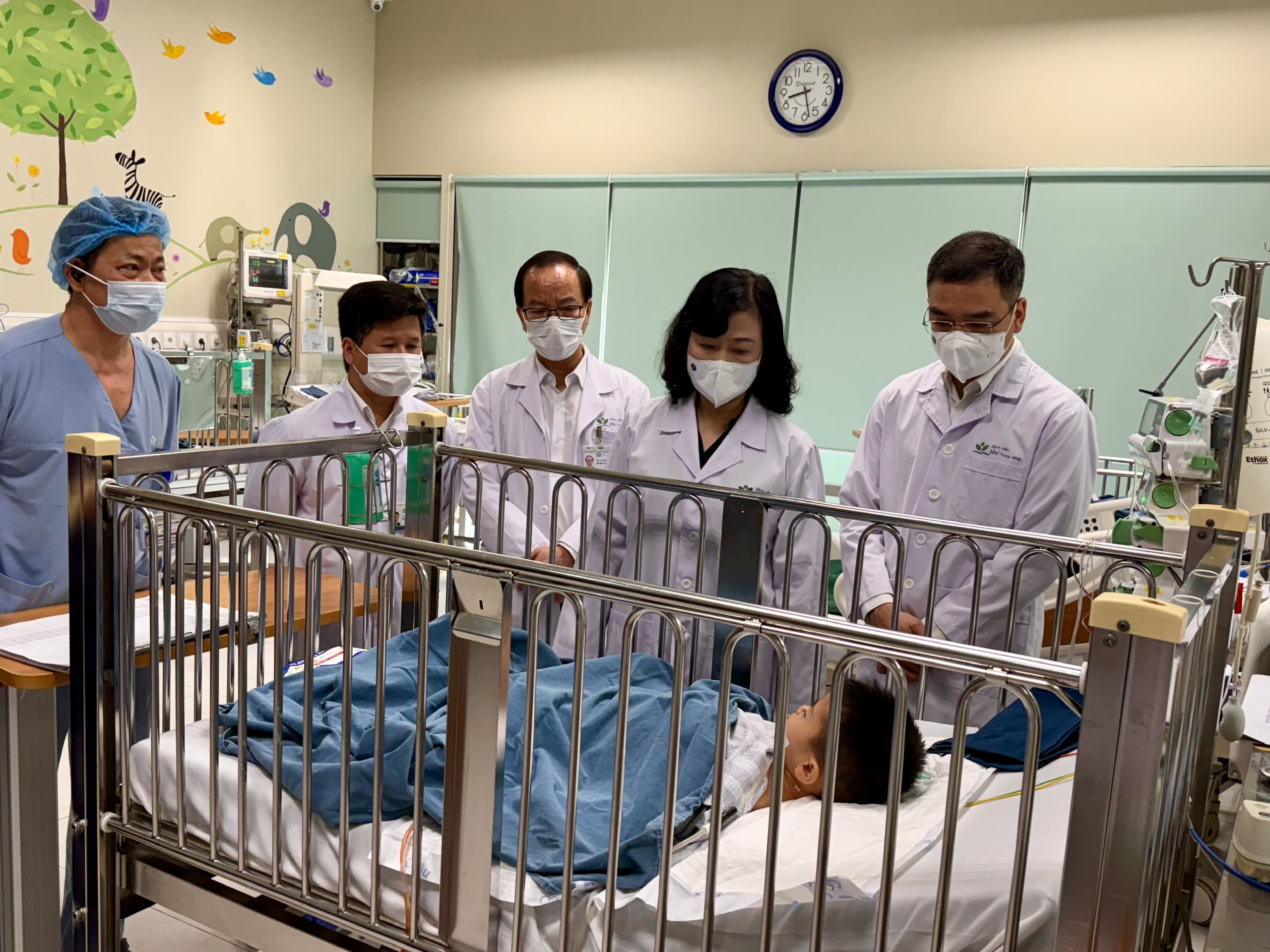Bộ trưởng Đào Hồng Lan: Bộ Y tế đã chỉ đạo điều trị, chăm sóc tốt nhất cho bệnh nhi liên quan đến sự việc tại BVĐK Nam Định- Ảnh 1.