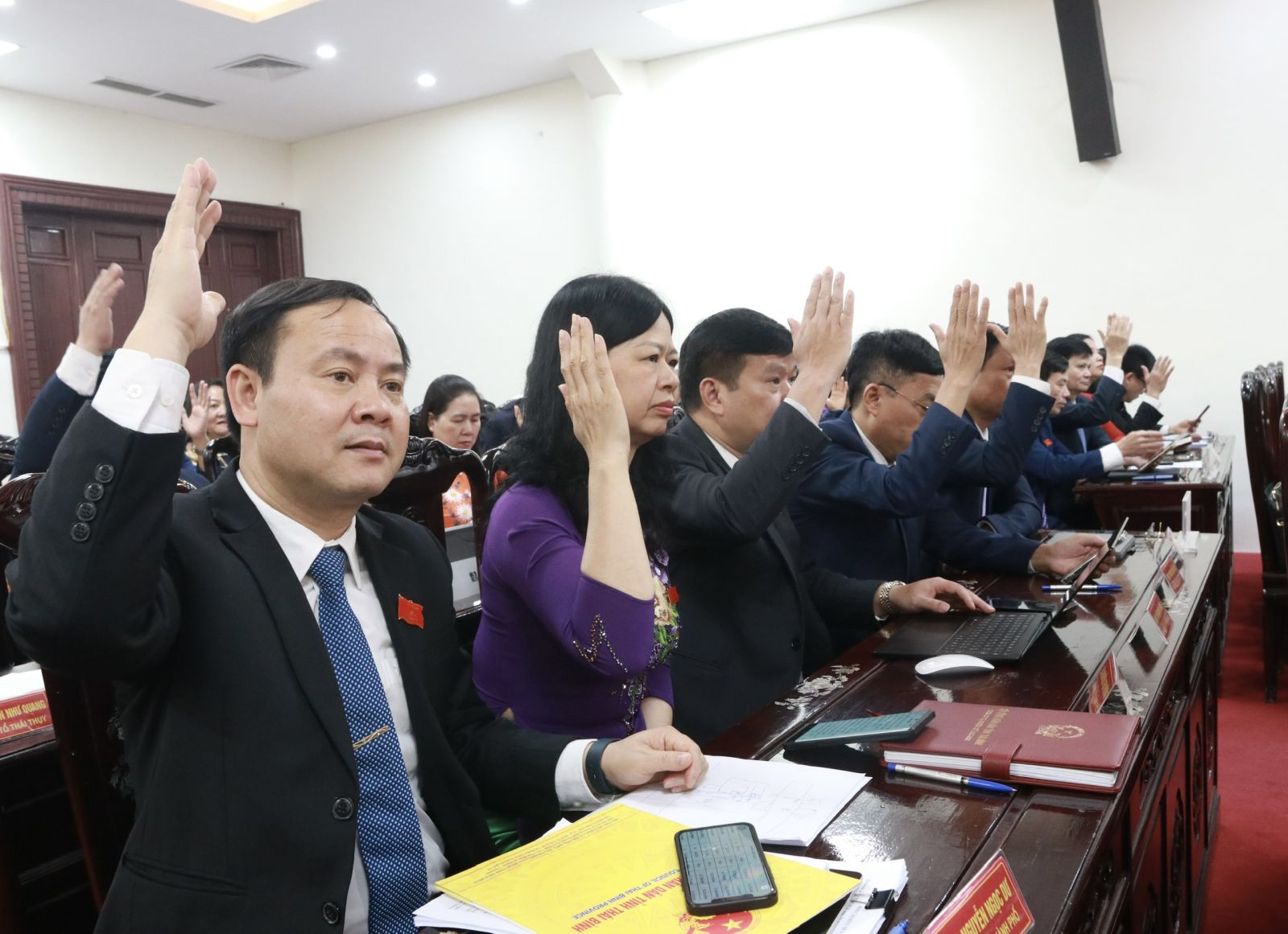 Miễn nhiệm chức Ủy viên UBND tỉnh với nguyên Chỉ huy trưởng Bộ CHQS và 6 nguyên Giám đốc Sở ở Thái Bình