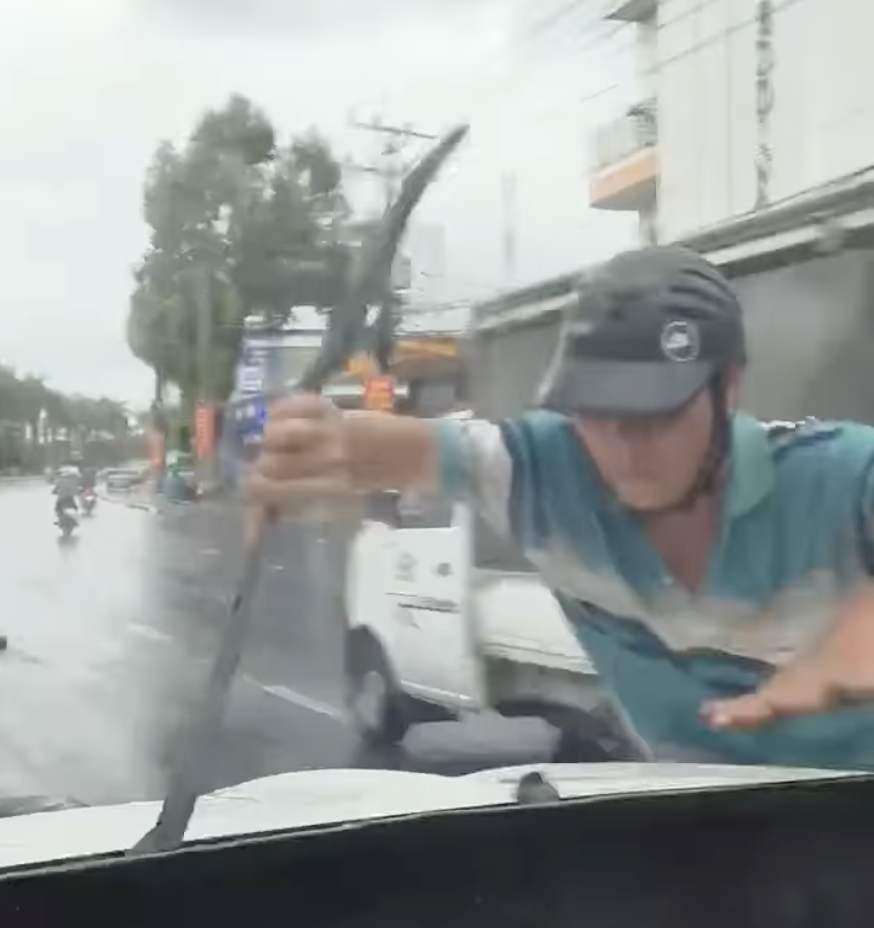 Công an đang xác minh clip người đàn ông chạy xe máy lấn làn, bẻ cần gạt nước ô tô và liên tục chửi bới gây xôn xao ở Cần Thơ