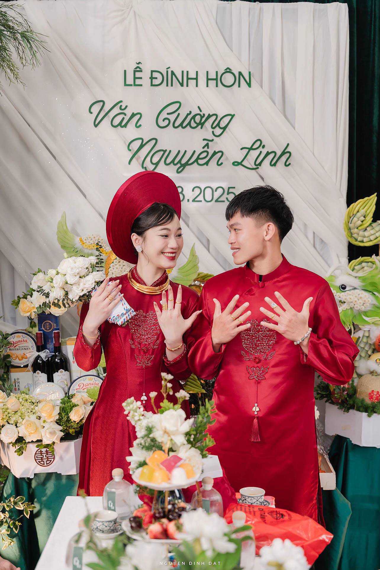  Hồ Văn Cường và vợ khoe vàng đeo trĩu cổ nặng tay
