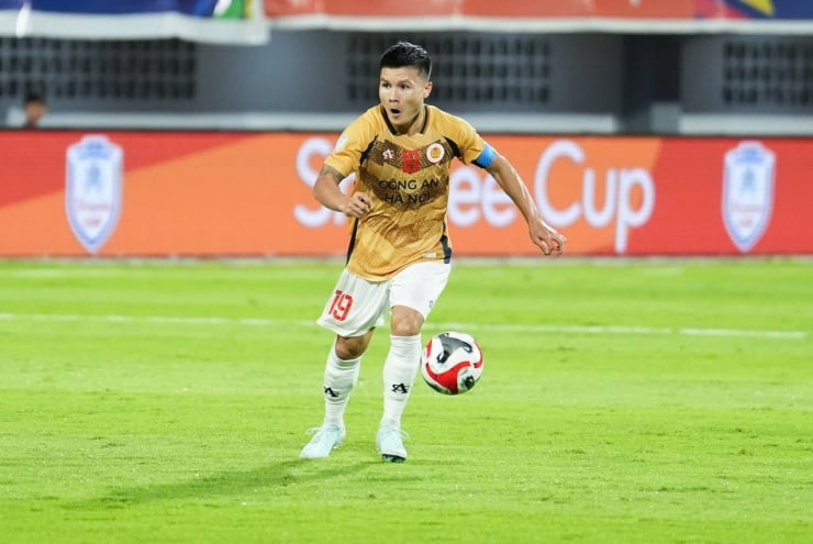 HLV Kim Sang-sik ‘khó thở’ vì Quang Hải