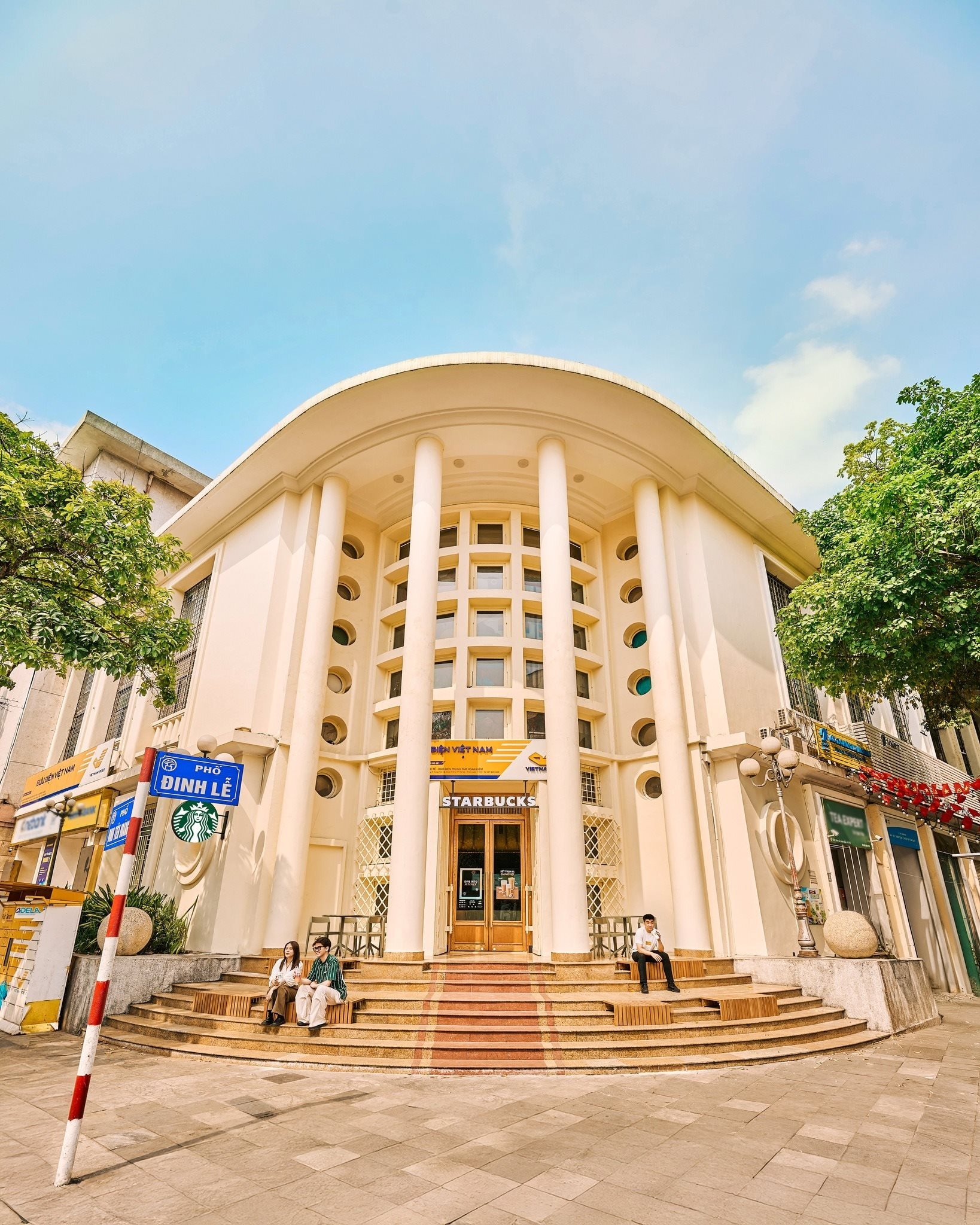 Starbucks Bưu Điện Hà Nội giữa phố cổ, sở hữu 2 mặt tiền view Hồ Gươm