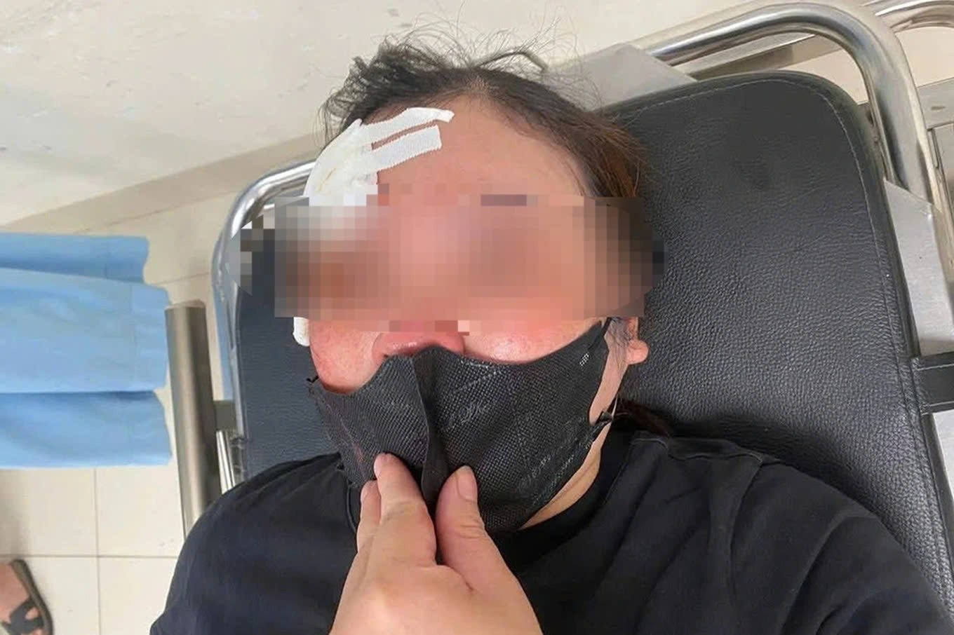 Nguyên nhân người phụ nữ bị đánh chảy máu đầu khi đang nghe điện thoại trên đường ở Hà Nội