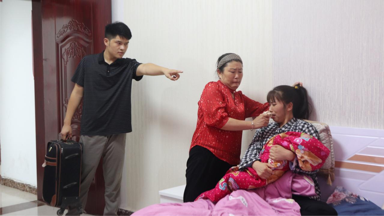 Bố chồng âm thầm cho con dâu nửa lương hưu mỗi tháng, bị mẹ chồng phát hiện, bà làm ầm lên và đòi ly hôn- Ảnh 1.