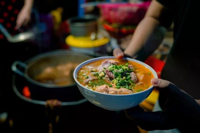 Không phải phở, bánh mì, món ăn 30.000 đồng/bát này mới là hương vị Việt lọt top ngon nhất thế giới- Ảnh 5.
