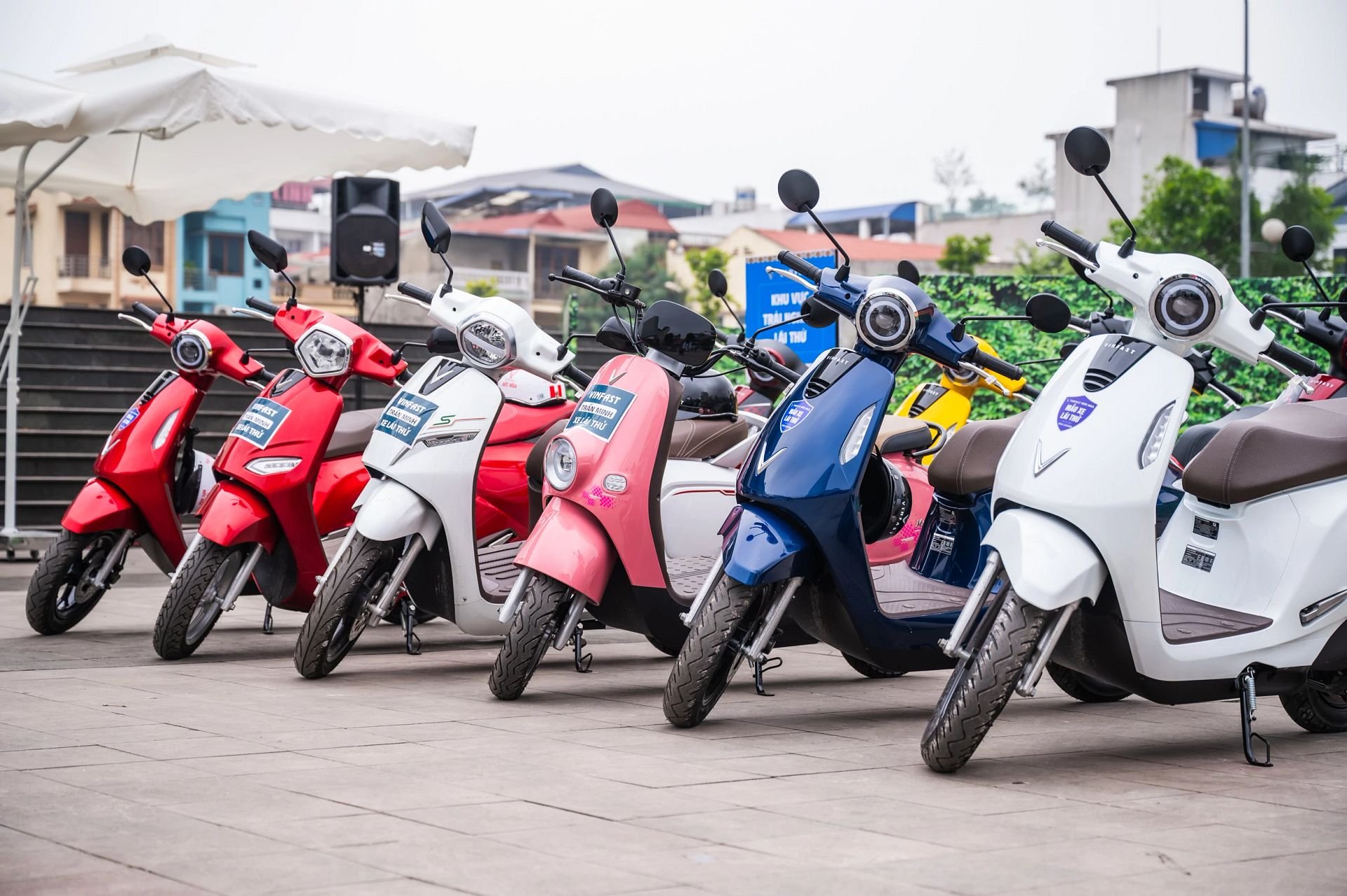Xe máy xăng sắp bị hạn chế, người dùng tranh thủ chuyển sang xe điện
