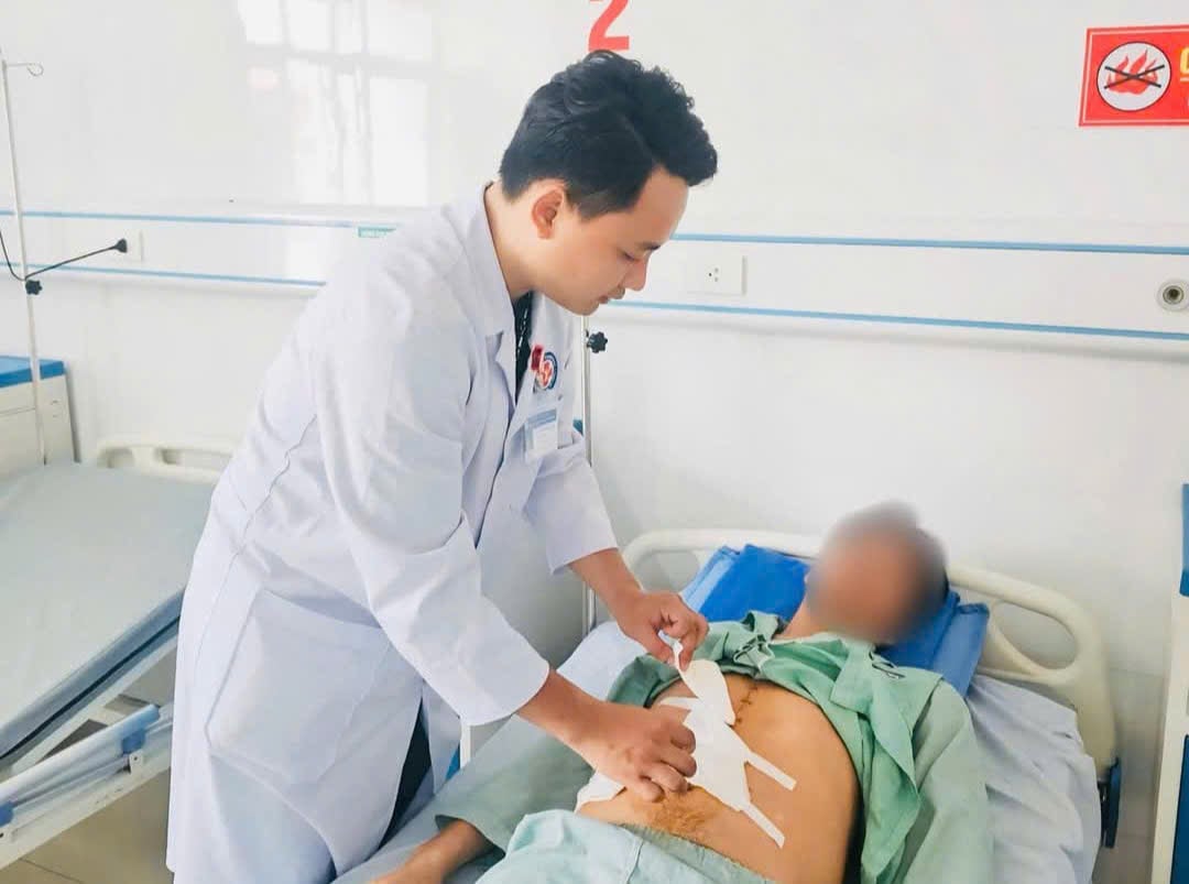 Mắc chứng rối loạn lo âu, mất ngủ dài ngày người đàn ông tự lấy dao đâm vào bụng mình- Ảnh 1.