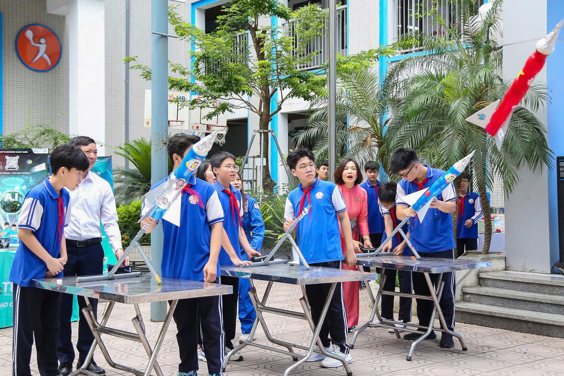 Học sinh Hà Nội hào hứng với màn bắn tên lửa ngay tại sân trường
