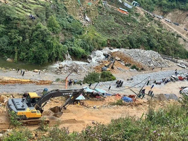 KHẨN TRƯƠNG CỨU NẠN VỤ SẠT LỞ LÀM ÍT NHẤT 5 NGƯỜI TỬ VONG- Ảnh 6.