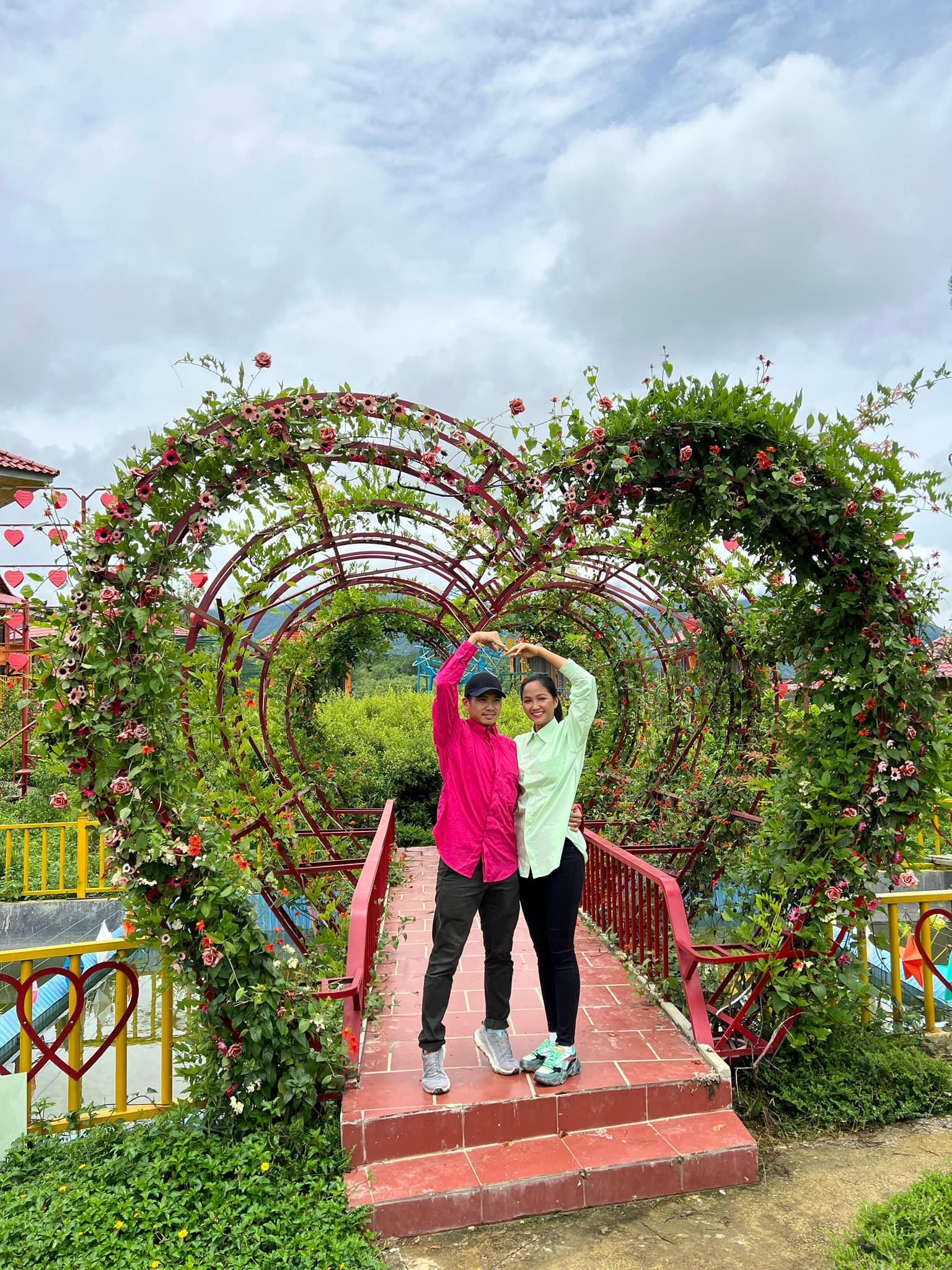 H'Hen Nie, chong H'Hen Nie, hoa hau H'Hen Nie anh 2
