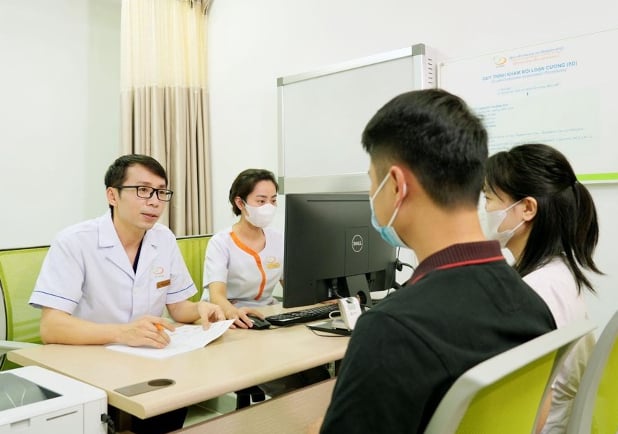 Hiếm muộn vì quai bị, người cha 8X bất ngờ đón cặp song sinh- Ảnh 1.