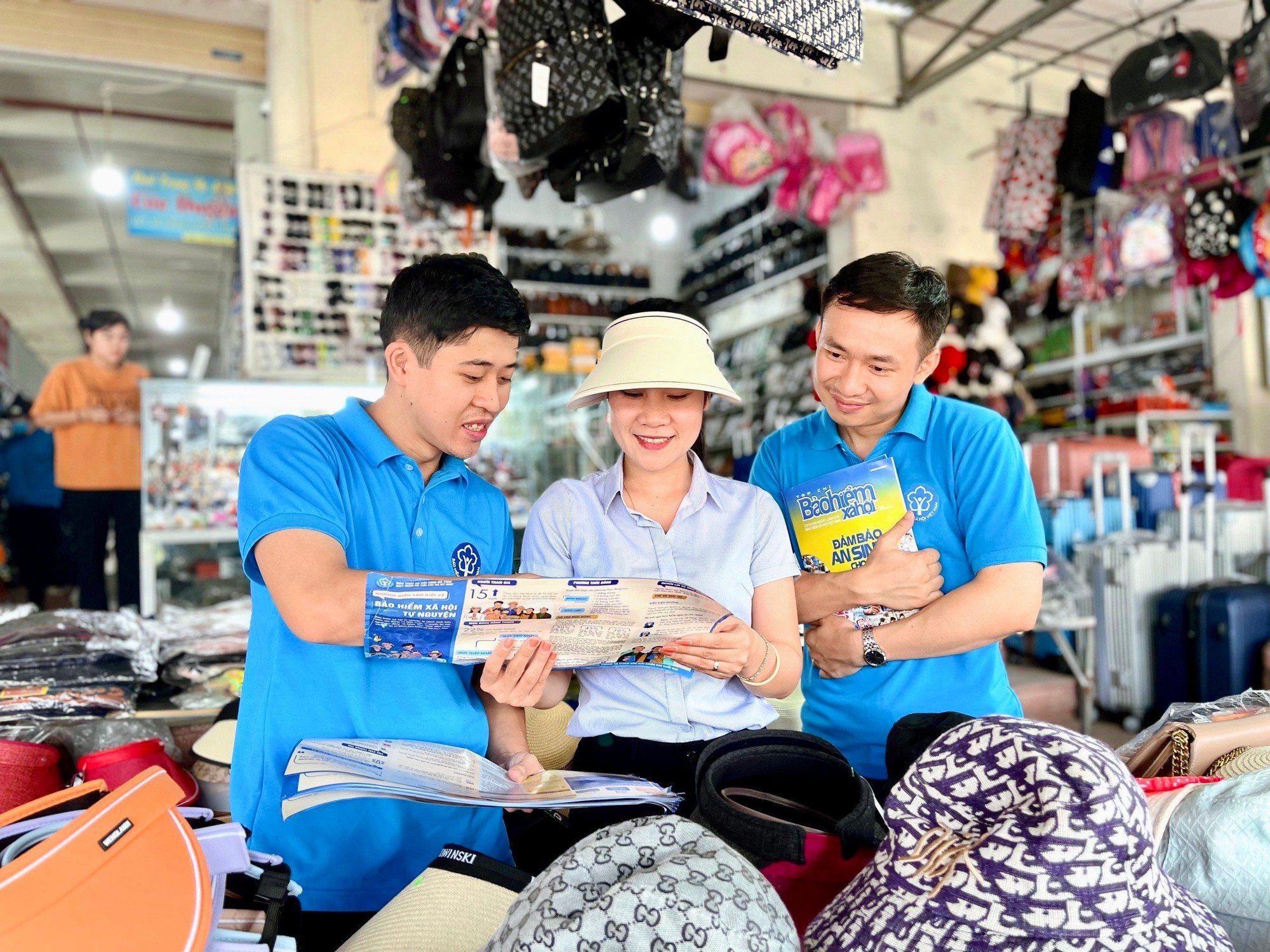 Từ 1/7: Chủ quán cà phê, tiệm tạp hoá thuộc đối tượng tham gia BHXH bắt buộc, mức đóng bao nhiêu?- Ảnh 1.
