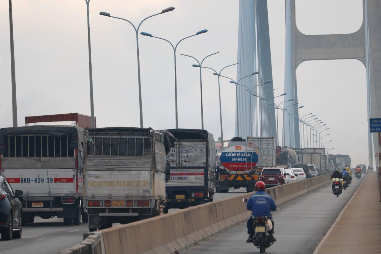 Tài xế “kêu trời” vì ùn ứ gia tăng trên cầu Phú Mỹ sau khi phân làn