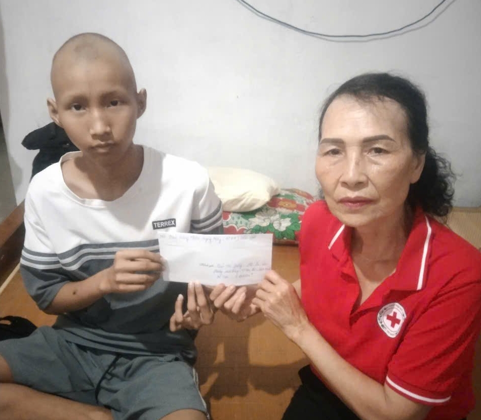 Bạn đọc Báo Dân Việt tiếp thêm hy vọng cho ông bố nghèo cứu con trai bị ung thư