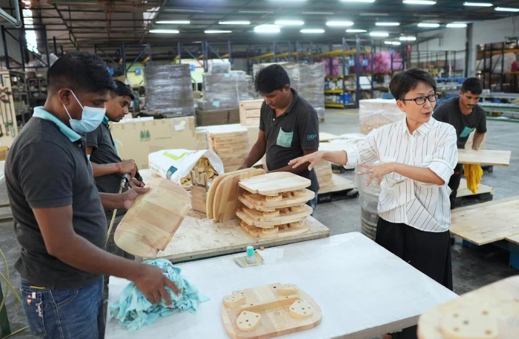 Bật mí cách duy nhất giúp Đông Nam Á đẩy lùi 'cơn lũ' hàng giá rẻ Trung Quốc