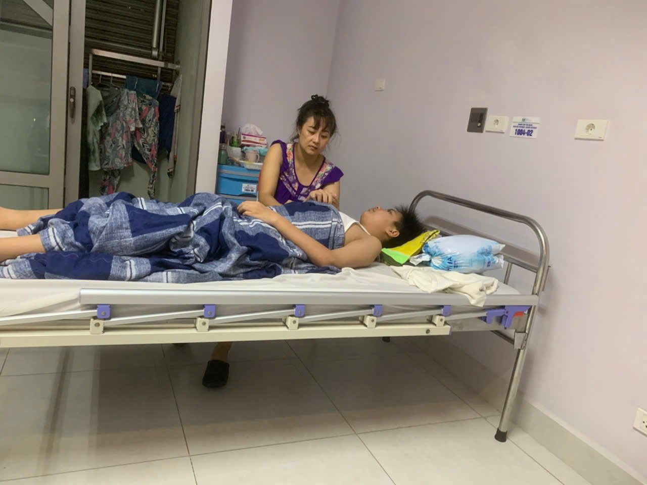 Nhói lòng cảnh mẹ nghèo cầu xin sự sống cho con trai mắc bệnh tim nguy kịch