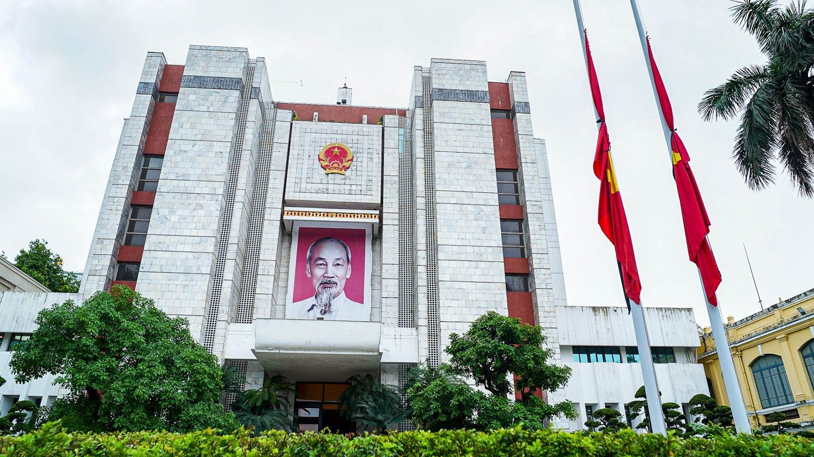 Hình ảnh cơ quan, công sở ở Hà Nội treo cờ rủ trong 2 ngày Quốc tang nguyên Chủ tịch nước Trần Đức Lương