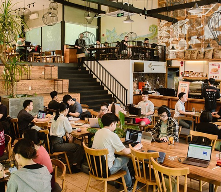 Nhiều cửa hàng The Coffee House bịt kín ổ cắm điện gây tranh cãi