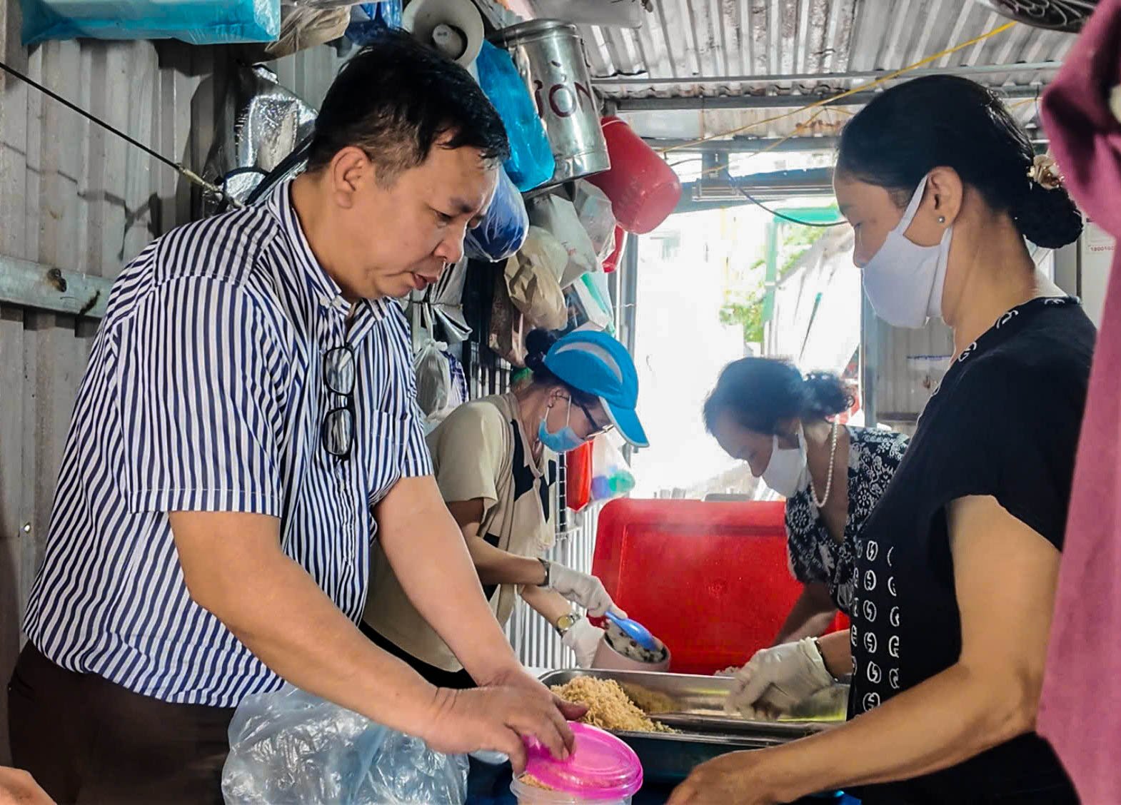 Đong đầy yêu thương trong những suất xôi sáng tại Phiên Chợ Trái Tim