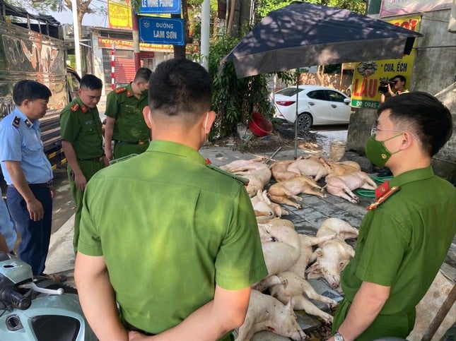 Thực phẩm bẩn bủa vây người tiêu dùng: Cần chế tài đủ mạnh- Ảnh 1.