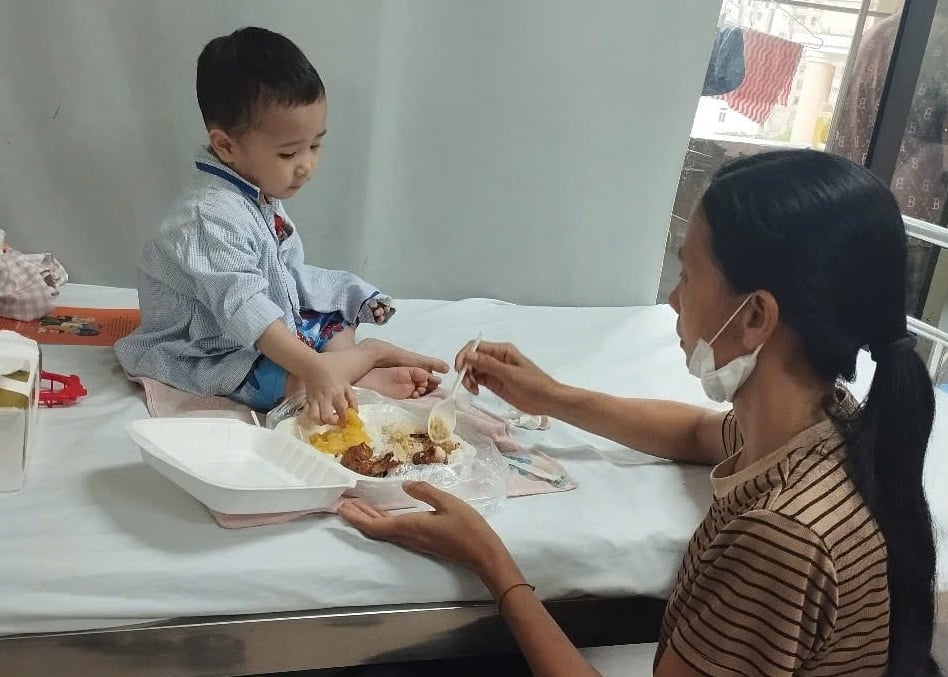 
Người mẹ nghèo gánh khoản nợ lớn vì các con liên tiếp phải nhập viện
