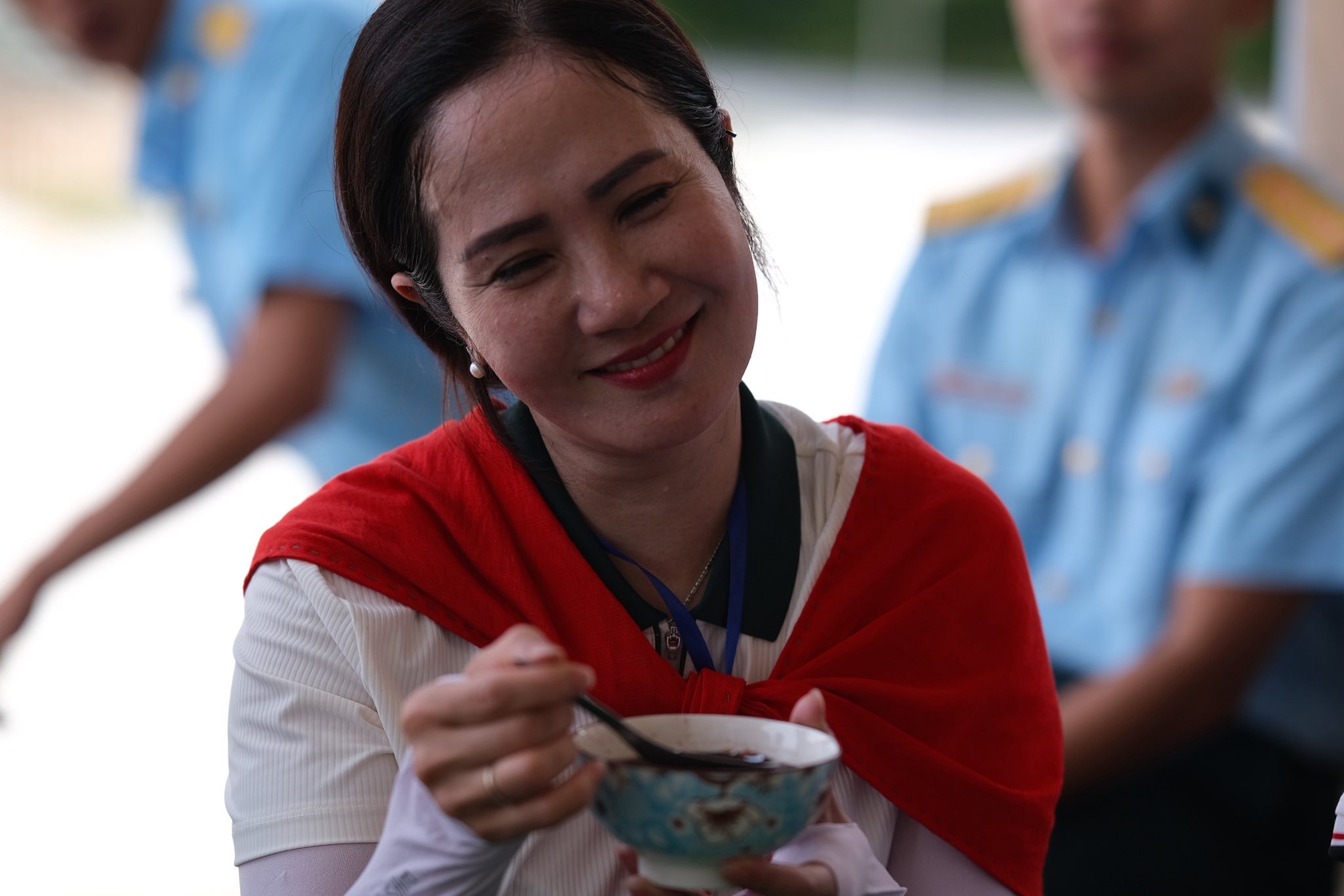 Khoảnh khắc Thu Quỳnh 'Cha tôi người ở lại' khóc khi ăn món này ở Trường Sa- Ảnh 6.