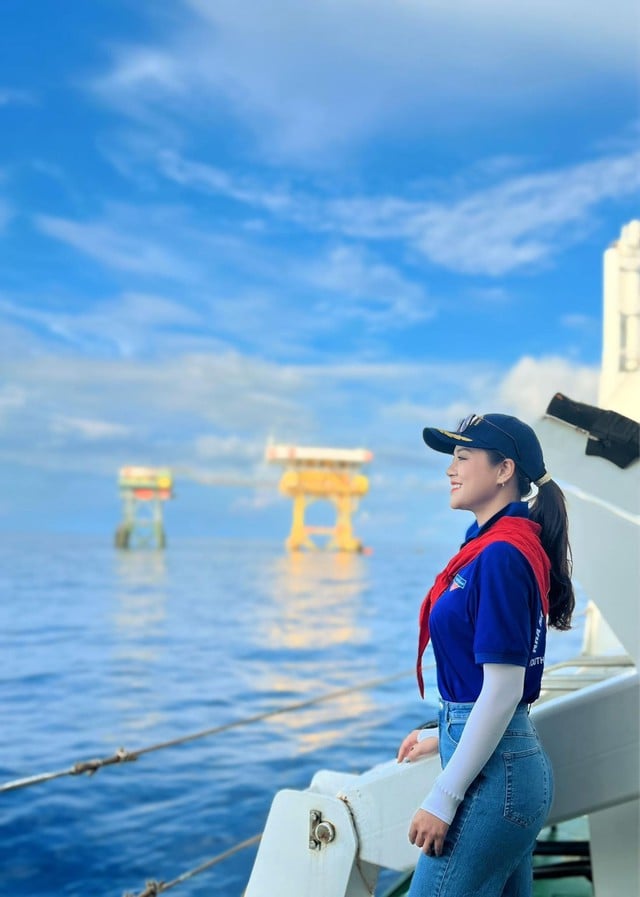 Khoảnh khắc Thu Quỳnh 'Cha tôi người ở lại' khóc khi ăn món này ở Trường Sa- Ảnh 7.