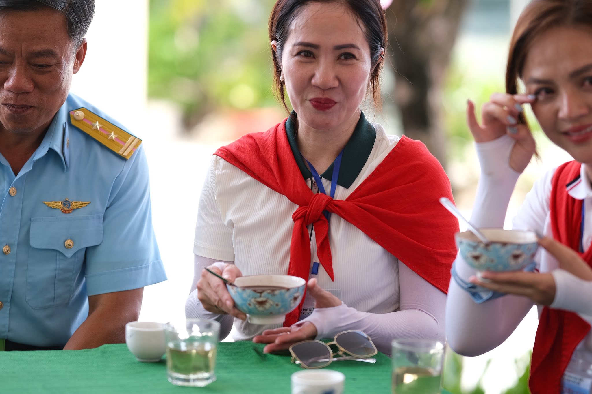 Khoảnh khắc Thu Quỳnh 'Cha tôi người ở lại' khóc khi ăn món này ở Trường Sa- Ảnh 5.