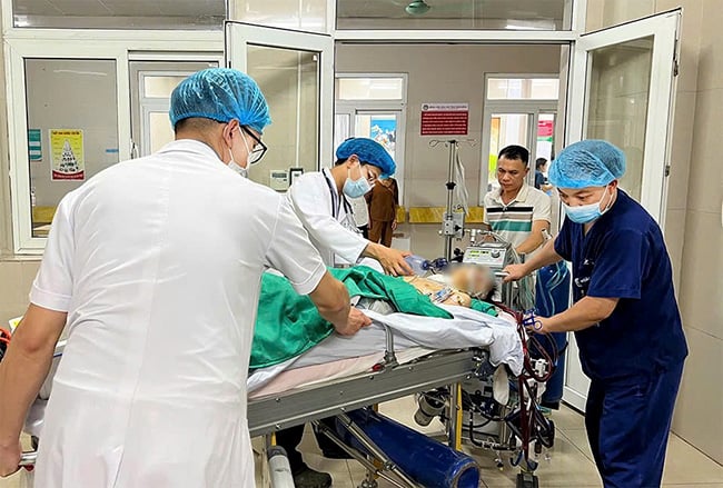 Bác sĩ vượt 100km trong đêm cứu bé gái 11 tuổi bị viêm cơ tim tối cấp nhờ ECMO lưu động- Ảnh 3.